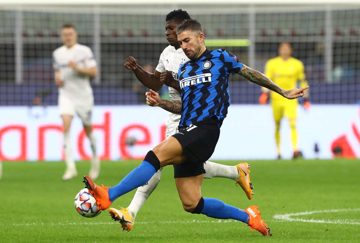 MILAN, ITALY - OCTOBER 21: Aleksandar Kolarov of FC Internazionale competes for the ball with Breel Embolo (back) of Borussia Monchengladbach during the UEFA Champions League Group B stage match between FC Internazionale and Borussia Moenchengladbach at Stadio Giuseppe Meazza on October 21, 2020 in Milan, Italy. (Photo by Marco Luzzani/Getty Images)