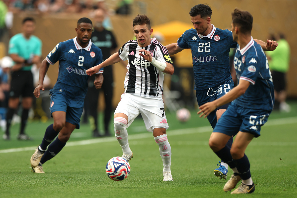 PHILADELPHIA, PENNSYLVANIA - JUNE 22: Francisco Conceicao #7 of Juventus FC is challenged by Mohamed Moufid #2, Bart Meijers #22 and Oussama Zemraoui #23 of Wydad AC during the FIFA Club World Cup 2025 group G match between Juventus FC and Wydad AC at Lincoln Financial Field on June 22, 2025 in Philadelphia, Pensilvania. (Foto de Francois Nel/Getty Images)