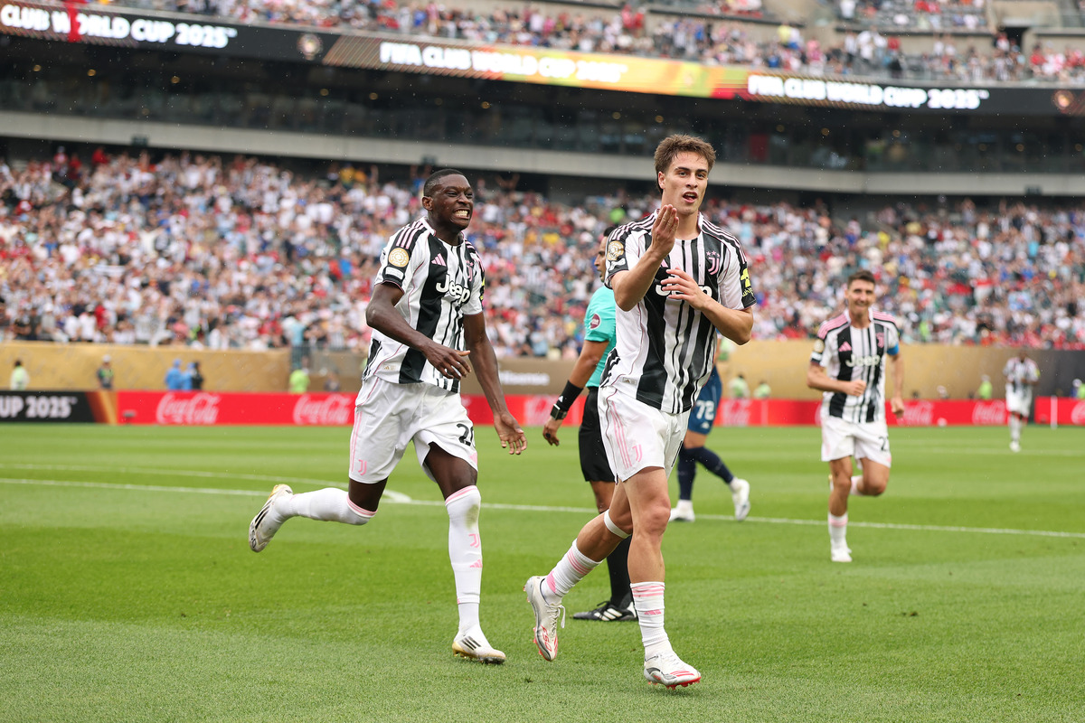 Filadelfia, Pennsylvania - 22 de junio: Kenan Yildiz #10 del Juventus FC celebra anotar el tercer gol de su equipo con el Randal Kolo Muani #20 del Juventus FC durante el FIFA Club World Cup 2025 Group G Match entre la Juventus FC y el Wydad AC en el Lincoln Financial Field el 22 de junio, 2025 en Philadelphia, Pennsysysysysysysysysysylvania. (Foto de Francois Nel/Getty Images)