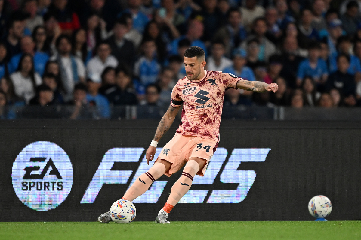 NAPLES, ITALY - APRIL 27: Cristiano Biraghi of Torino during the Serie A match between Napoli and Torino at Stadio Diego Armando Maradona on April 27, 2025 in Naples, Italy. (Photo by Francesco Pecoraro/Getty Images)