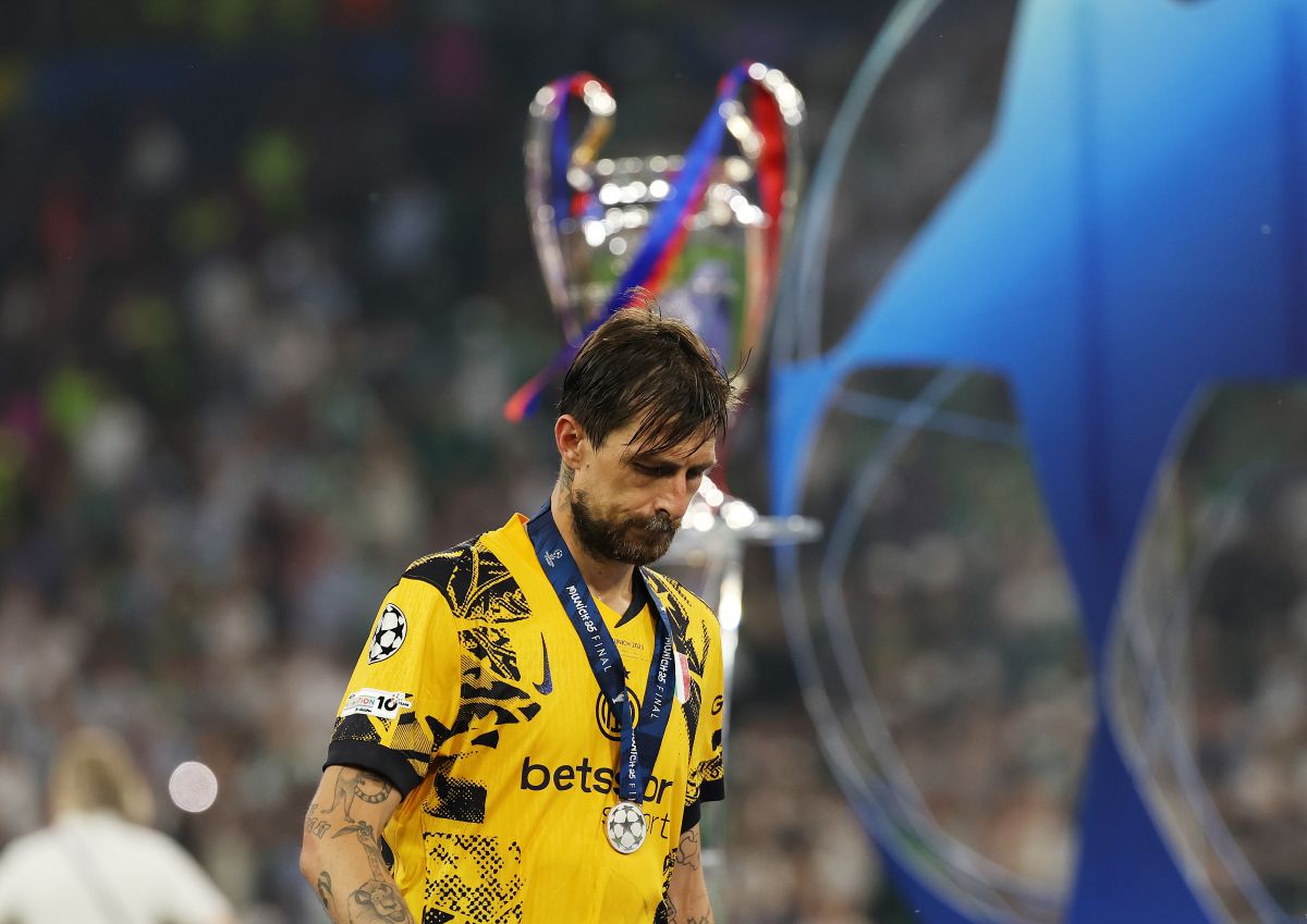 Inter welcomed home by one single supporter after Champions League final 2 MUNICH, GERMANY - MAY 31: Francesco Acerbi of FC Internazionale looks dejected as he walks past the UEFA Champions League trophy after defeat to Paris Saint-Germain during the UEFA Champions League Final 2025 between Paris Saint-Germain and FC Internazionale Milano at Munich Football Arena on May 31, 2025 in Munich, Germany. (Photo by Carl Recine/Getty Images)