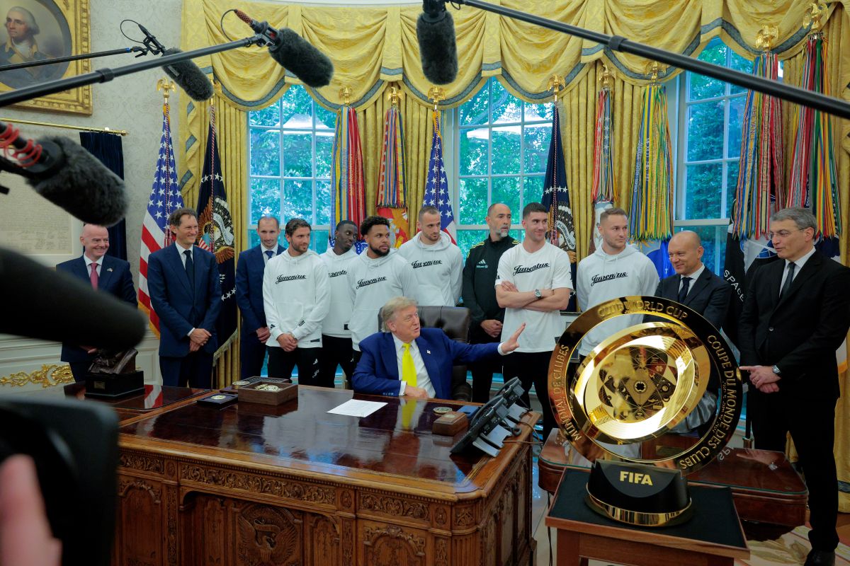 Tudor: ‘The history of Juventus is about doing great things' WASHINGTON, DC - JUNE 18: U.S. President Donald Trump asks players and managers from Juventus FC, an Italian professional soccer team, if they want to play against women during a press availability in the Oval Office at the White House on June 18, 2025 in Washington, DC. The U.S. is hosting the FIFA Club World Cup, an international soccer tournament organized by FIFA featuring club teams from around the world. (Photo by Chip Somodevilla/Getty Images)