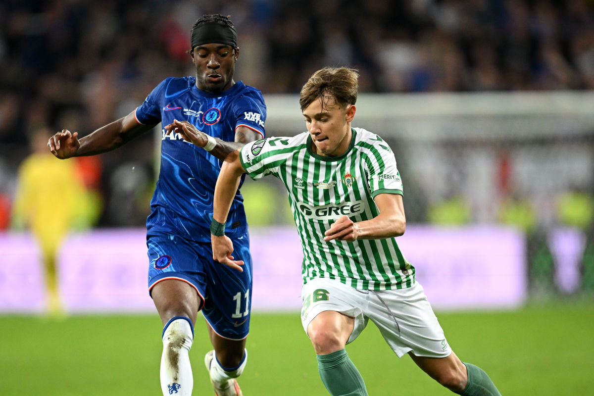 WROCLAW, POLAND - MAY 28: Jesus Rodriguez of Real Betis runs with the ball whilst under pressure from Noni Madueke of Chelsea during the UEFA Conference League Final 2025 between Real Betis Balompie and Chelsea FC at Stadion Wroclaw on May 28, 2025 in Wroclaw, Poland. (Photo by Stuart Franklin/Getty Images)