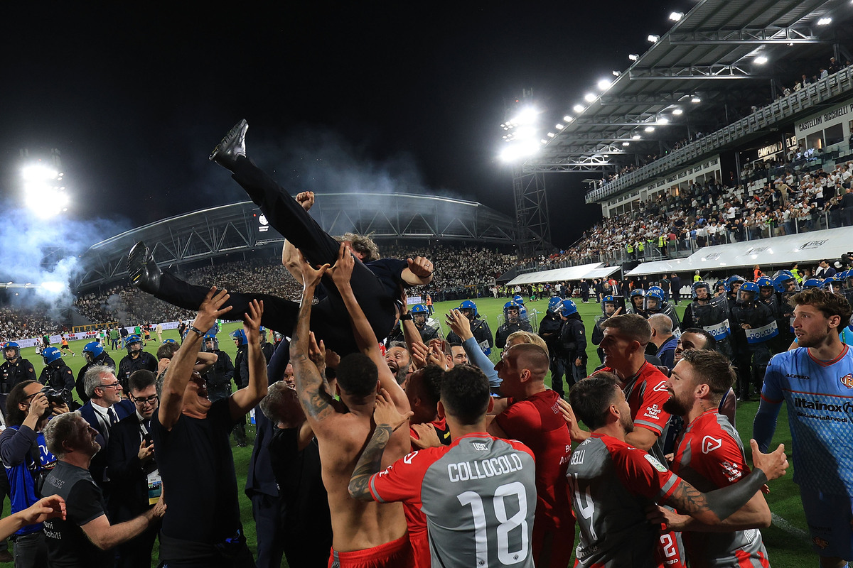 LA SPEZIA, ITALY - JUNE 1: Giovanni Stroppa manager of US Cremonese celebrates their victory after the Serie B match between Spezia Calcio and US Cremonese Serie B Play-off Final at Stadio Alberto Picco on June 1, 2025 in La Spezia, Italy. (Photo by Gabriele Maltinti/Getty Images)