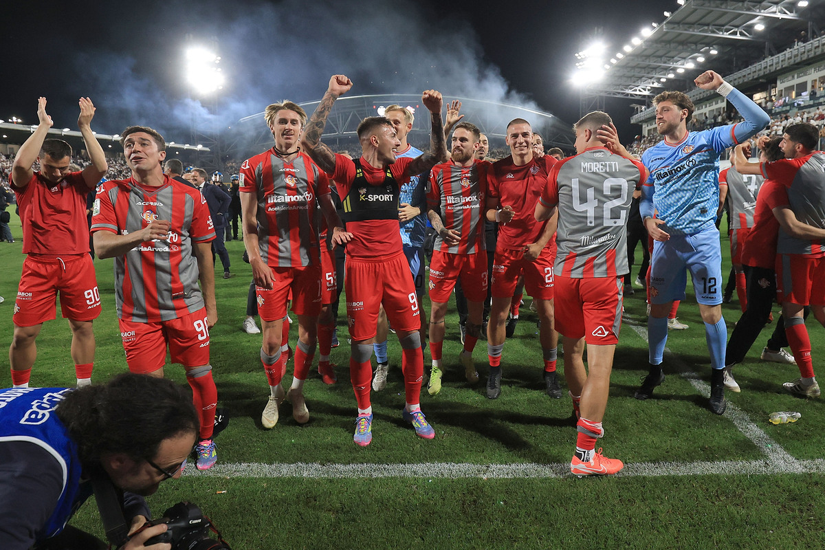 Cremonese players celebrating promotion