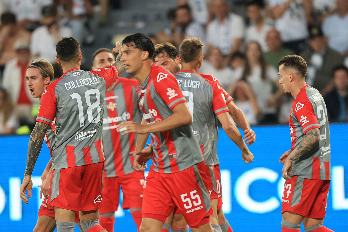 LA SPEZIA, ITALY - JUNE 1: Manuel De Luca of US Cremonese celebrates after scoring a goal during the Serie B match between Spezia Calcio and US Cremonese Serie B Play-off Final at Stadio Alberto Picco on June 1, 2025 in La Spezia, Italy. (Photo by Gabriele Maltinti/Getty Images)