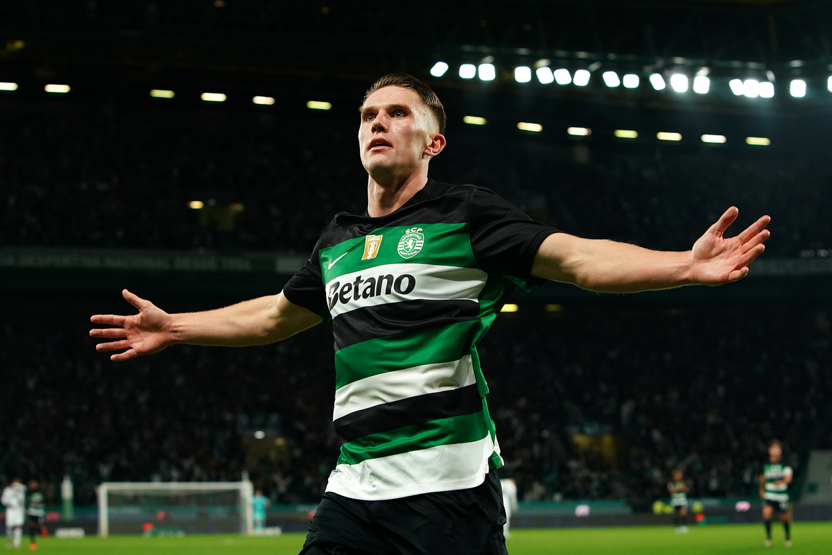 LISBON, PORTUGAL - NOVEMBER 01: Viktor Gyokeres of Sporting CP celebrates scoring his team's fourth goal during the Liga Portugal Betclic match between Sporting CP and Estrela da Amadora at Estadio Jose Alvalade on November 01, 2024 in Lisbon, Portugal. (Photo by Gualter Fatia/Getty Images)