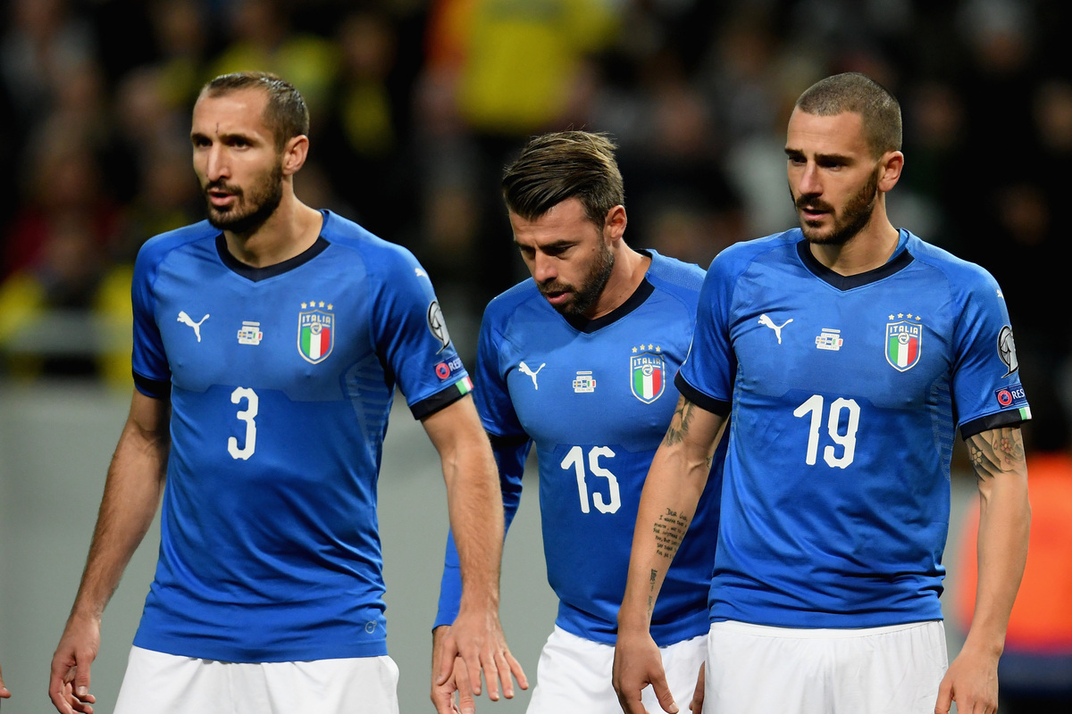 SOLNA, SWEDEN - NOVEMBER 10: (L-R) Giorgio Chiellini, Andrea Barzagli and Leonardo Bonucci of Italy look on during the FIFA 2018 World Cup Qualifier Play-Off: First Leg between Sweden and Italy at Friends Arena on November 10, 2017 in Solna, Sweden. (Photo by Claudio Villa/Getty Images)