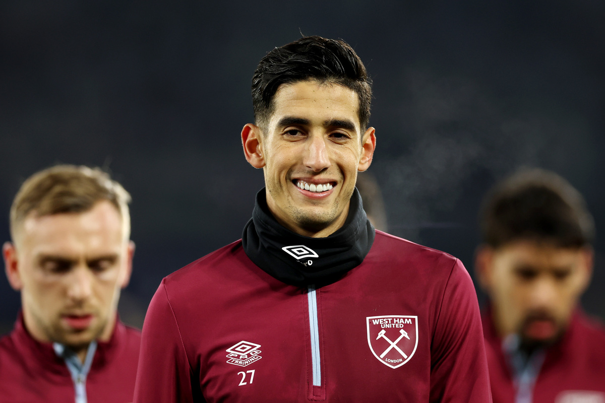 ЛОНДОН, АНГЛИЯ - 14 ДЕКАБРЯ: Наиф Агерд из West Ham United разминается перед матчем Лиги Европы УЕФА 2023/24 между West Ham United и Sport-Club Freiburg на стадионе London Stadium 14 декабря 2023 года в Лондоне, Англия. (Фото Эдди Кио/Getty Images)