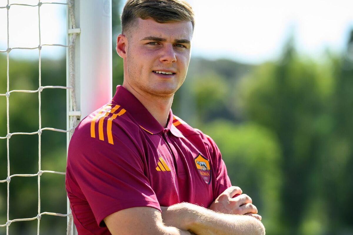 Offiziell: Evan Ferguson wechselt auf Leihbasis mit Kaufoption vom Premier-League-Team Brighton and Hove Albion zu Roma (Bild über www.asroma.com)