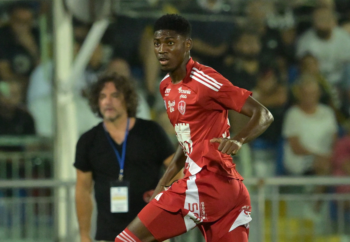 PESCARA, ITALIE - 03 AOÛT : Abdoulaye Ndiaye, joueur de Brest, assiste au match amical de pré-saison entre la Juventus et Brest au Stadio Adriatico Giovanni Cornacchia, le 03 août 2024 à Pescara, en Italie. (Photo de Giuseppe Bellini/Getty Images)