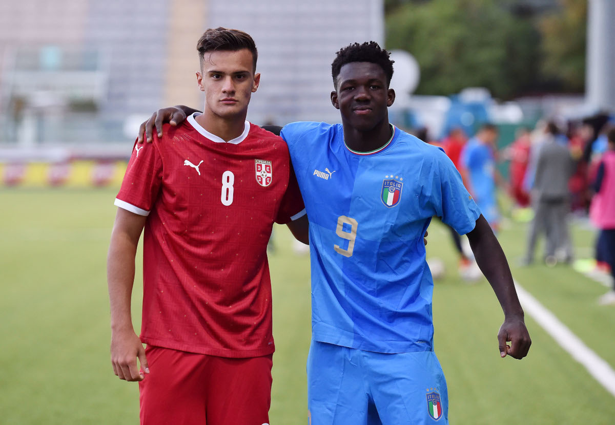 L'Aquila, Italia - 21 de septiembre: Aleksandar Stankovic de Serbia U18 y Enoch Owusu de Italia U18 (Ambos juegan en FC Internazionale) mira después del partido amistoso internacional entre Italia U18 y Serbia U18 en Stadio Gran Sasso D'Italia el 21 de septiembre de 2022 en L'Aquiler, Italy. (Foto de Giuseppe Bellini/Getty Images)