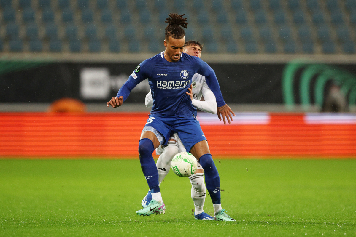 Gent, Bélgica - 21 de febrero: Archie Brown de Kaa Gent controla el balón mientras está bajo presión de Ilay Faingold de Maccabi Haifa FC durante la Liga de la Conferencia Europa de la UEFA 2023/24 Ronda de 16 segundos de partido entre Kaa Gent y Maccabi Haifa FC en Ghelamco Arena el 21 de febrero de 2024 en Gent, Belgium. (Foto de Dean Mouhtaropoulos/Getty Images)