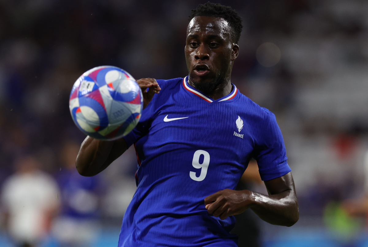 LYON, FRANCE - 05 AOÛT : Le Français Arnaud Kalimuendo en action lors de la demi-finale masculine entre la France et l'Égypte lors des Jeux Olympiques de Paris 2024 au Stade de Lyon, le 05 août 2024 à Lyon, en France. (Photo de Claudio Villa/Getty Images)