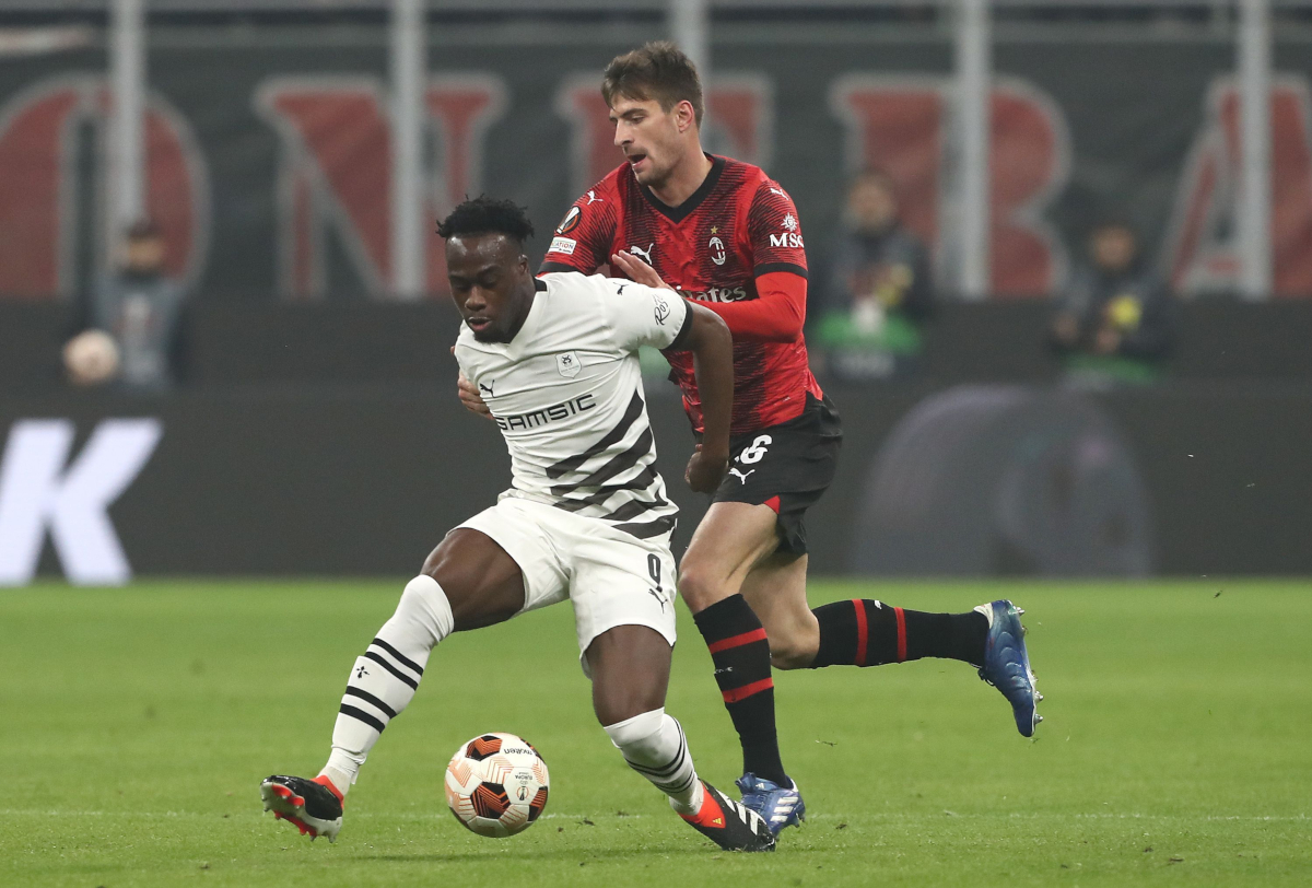 MILAN, ITALY - FEBRUARY 15: Matteo Gabbia of AC Milan is challenged by Arnaud Kalimuendo of Stade Rennais FCduring the UEFA Europa League 2023/24 Knockout Round Play-offs First Leg match between AC Milan and Stade Rennais FC at Stadio Giuseppe Meazza on February 15, 2024 in Milan, Italy. (Photo by Marco Luzzani/Getty Images)
