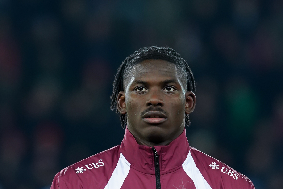 Zurich, Suiza - 15 de noviembre: Retrato de Breel Embolo de Suiza durante el himno nacional antes de la liga de la UEFA Nations League 2024/25 a un partido del Grupo A4 entre Suiza y Serbia en Stadion Letzigrund el 15 de noviembre de 2024 en Zurich, Switzerland. (Foto de Daniela Porcelli/Getty Images)