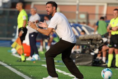 COMO, ITALY - JULY 18: Head coach Como Cesc Fabregas reacts during the friendly match between Como and Lille at Giuseppe Sinigaglia Stadium on July 18, 2025 in Como, Italy. (Photo by Claudio Villa/Getty Images)