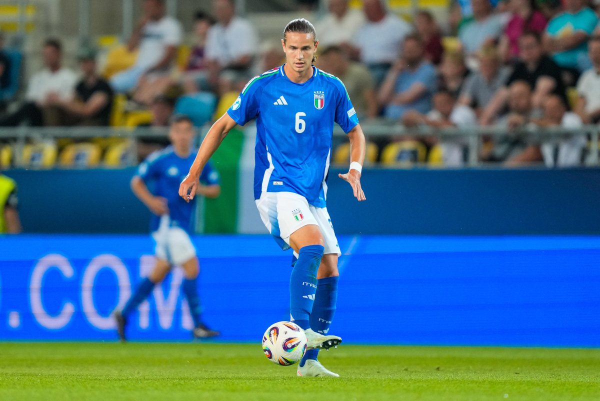 Dunajska Streda, Eslovaquia-22 de junio: Daniele Ghilardi de U21 Italia controla el balón durante el partido de cuartos de final de la UEFA Sub-21 Championship 2025 entre Alemania e Italia en DAC Arena el 22 de junio de 2025 en Dunajska Streda, Eslovakia. (Foto de Christian Hofer/Getty Images)