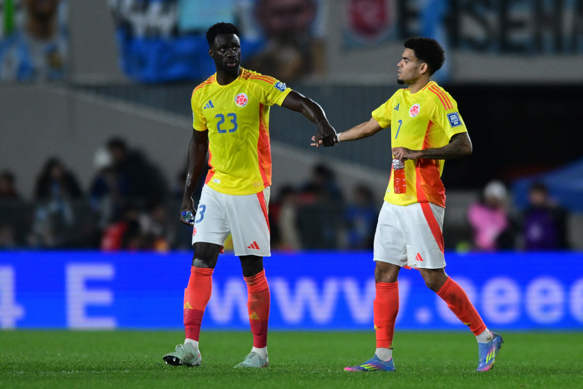 Buenos Aires, Argentina - 10 de junio: Davinson Sánchez de Colombia y Luis Díaz de Colombia Shake Hands al final de la primera mitad durante el partido de clasificator de América del Sur de la Copa Mundial de la FIFA 2026 entre Argentina y Colombia en Estadio Más Monumental Antonio Vespucio Liberti el 10 de junio de 2025 en Argenos, Argentina. (Foto de Marcelo Endelli/Getty Images)