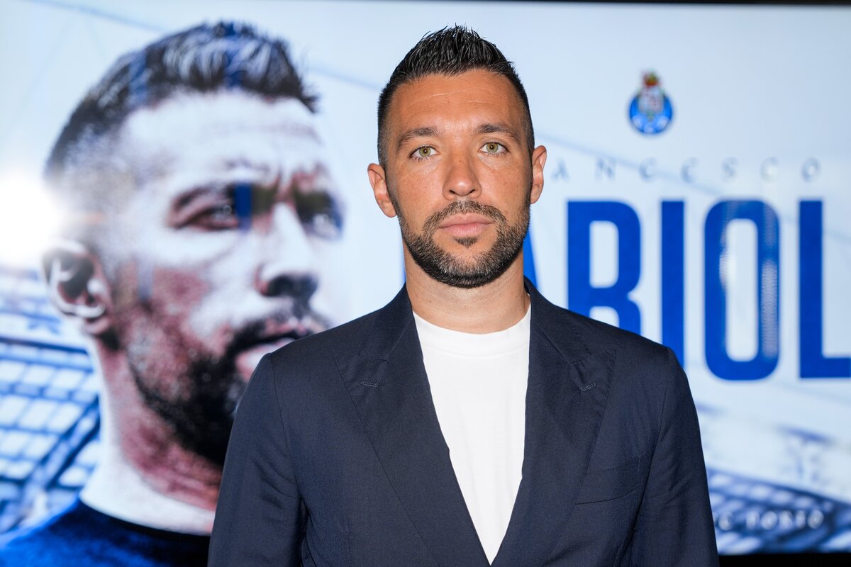 Official: Farioli appointed head coach of FC Porto.