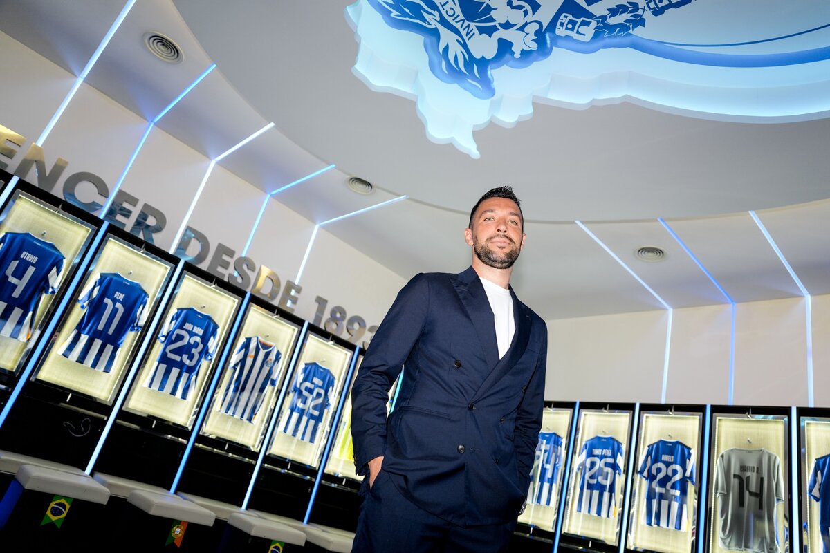 Official: Farioli appointed head coach of FC Porto.