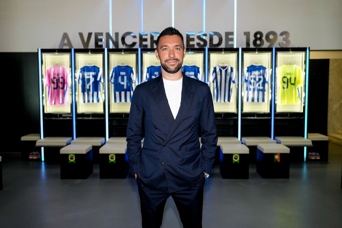 Official: Farioli appointed head coach of FC Porto.