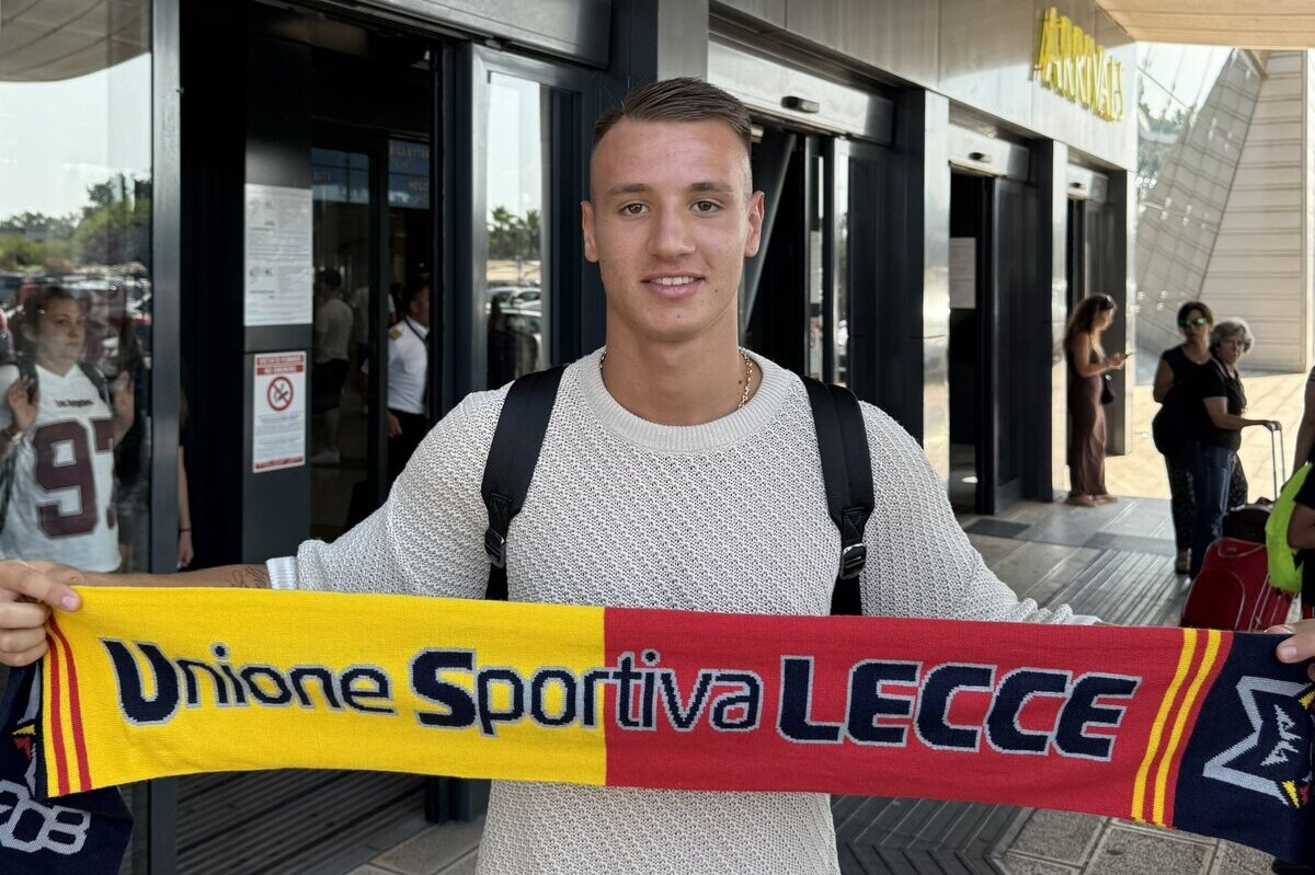 Francesco Camarda arrives in Lecce ahead of his transfer from Milan.