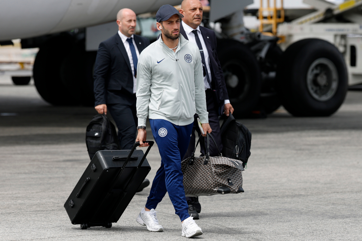 LOS ANGELES, CALIFORNIA - 11 GIUGNO: Hakan Calhanoglu #20 dell'FC Internazionale Milano dopo lo sbarco all'aeroporto internazionale di Los Angeles per la Coppa del Mondo per Club FIFA 2025, l'11 giugno 2025 a Los Angeles, California. (Foto di Harry How/Getty Images)