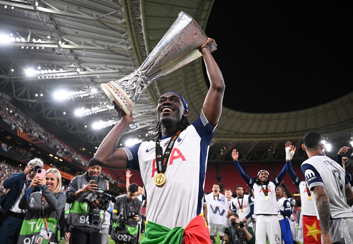 BILBAO, SPAIN - MAY 21: Yves Bissouma of Tottenham Hotspur celebrates with the UEFA Europa League trophy after his team's victory in the UEFA Europa League Final 2025 between Tottenham Hotspur and Manchester United at Estadio de San Mames on May 21, 2025 in Bilbao, Spain. (Photo by Justin Setterfield/Getty Images)
