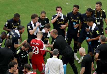 MIAMI GARDENS, FLORIDA - JULY 01: Igor Tudor, Head Coach of Juventus FC, speaks to Manuel Locatelli #5 and Michele Di Gregorio #29 of Juventus FC during a hydration break during the FIFA Club World Cup 2025 round of 16 match between Real Madrid CF and Juventus FC at Hard Rock Stadium on July 01, 2025 in Miami Gardens, Florida. (Photo by Kevin C. Cox/Getty Images)