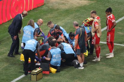 ATLANTA, GEORGIA - JULY 05: Medical staff assist Jamal Musiala #42 of FC Bayern Munchen following an injury during the FIFA Club World Cup 2025 quarter-final match between Paris Saint-Germain and FC Bayern München at Mercedes-Benz Stadium on July 05, 2025 in Atlanta, Georgia. (Photo by Megan Briggs/Getty Images)