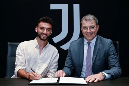 Joao Mario signs his contract with Juventus