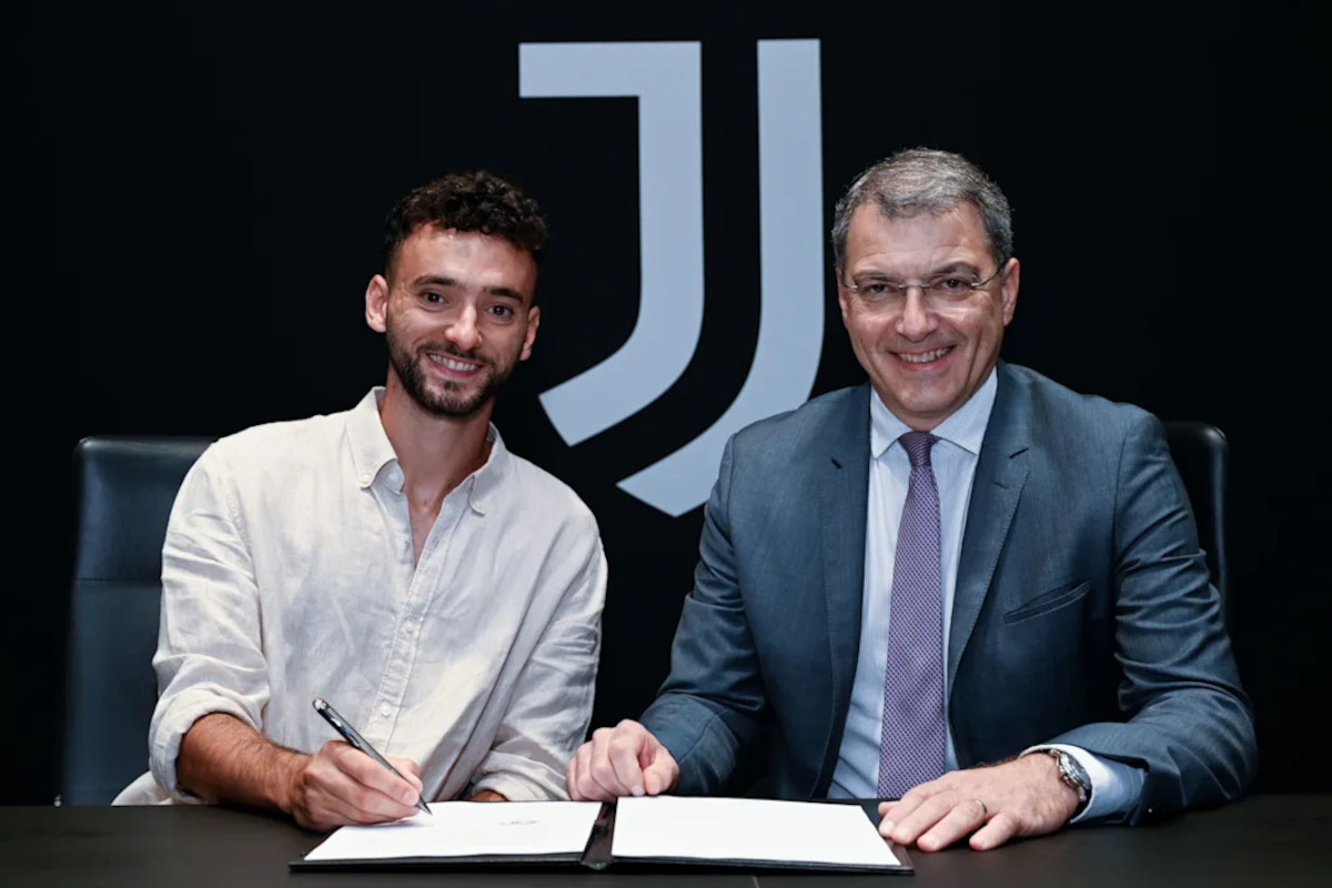 João Mário assina seu contrato com a Juventus