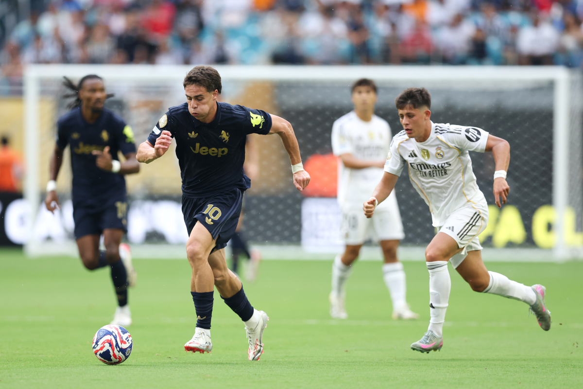 MIAMI GARDENS, FLORIDA - JULY 01: Kenan Yildiz #10 of Juventus FC runs with the ball whilst under pressure from Arda Gueler #15 of Real Madrid C.F. during the FIFA Club World Cup 2025 round of 16 match between Real Madrid CF and Juventus FC at Hard Rock Stadium on July 01, 2025 in Miami Gardens, Florida. (Photo by Megan Briggs/Getty Images)