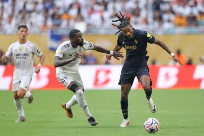 MIAMI GARDENS, FLORIDA - JULY 01: Khephren Thuram #19 of Juventus FC is challenged by Antonio Ruediger #22 of Real Madrid C.F. during the FIFA Club World Cup 2025 round of 16 match between Real Madrid CF and Juventus FC at Hard Rock Stadium on July 01, 2025 in Miami Gardens, Florida. (Photo by Megan Briggs/Getty Images)