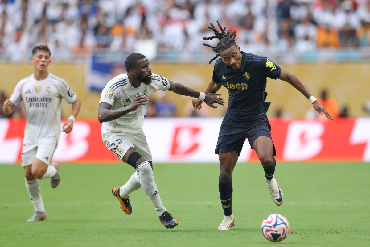 Miami Gardens, Florida - 01 de julio: Khephren Thuram #19 de la Juventus FC es desafiado por Antonio Ruediger #22 del Real Madrid CF durante la Ronda de la Copa Mundial de Clubes FIFA 2025 Ronda de 16 entre el Real Madrid CF y la Juventus FC en Hard Rock Stadium el 01 de julio de 2025 en Miami Gardens, Florida. (Foto de Megan Briggs/Getty Images)