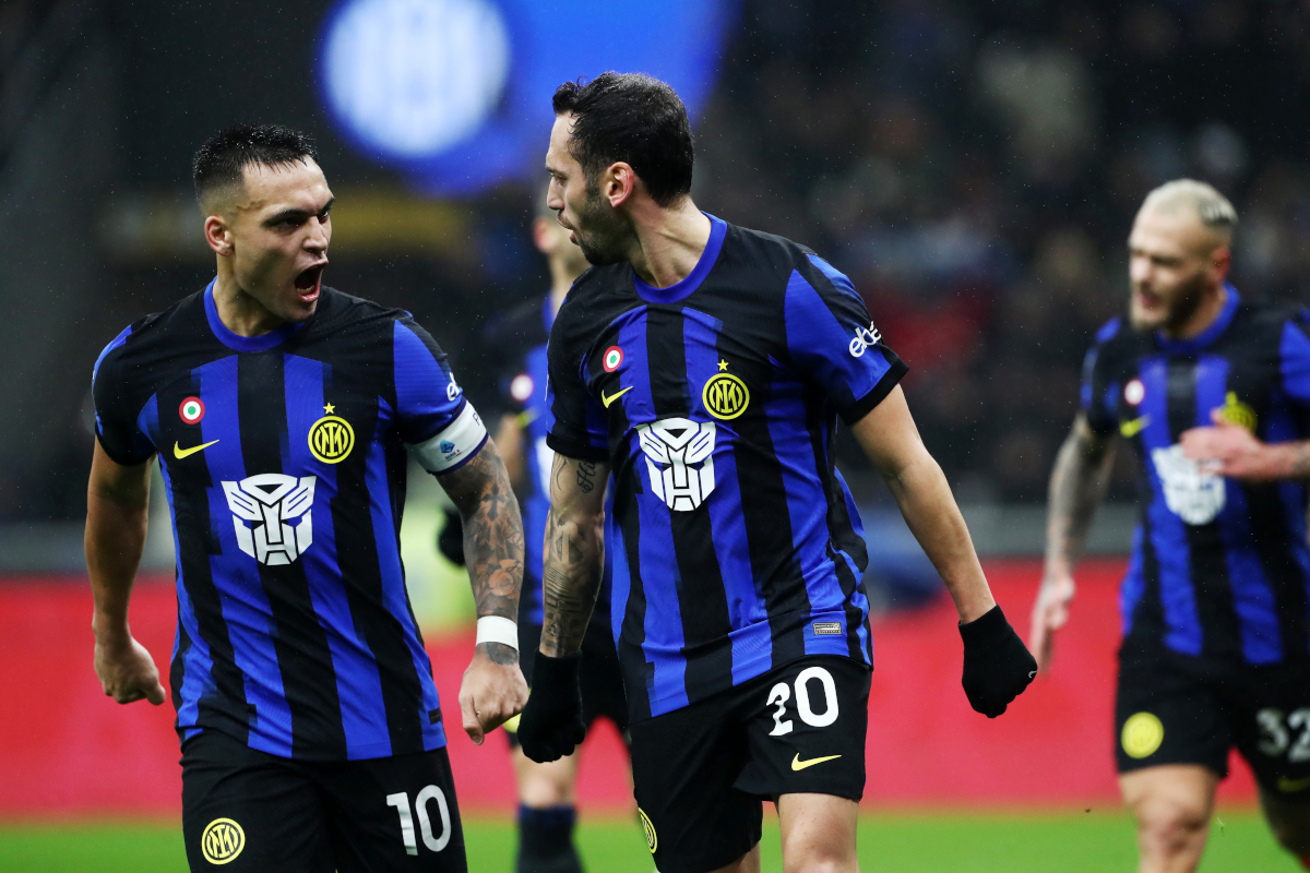 Milan, Italië - 09 december: Hakan Calhanoglu van FC Internazionale viert met teamgenoot Lautaro Martinez na het scoren van het eerste doelpunt van hun team tijdens de Serie A Tim -wedstrijd tussen FC Internazionale en Udinese calcio in Stadio Giuseppe Meazza op 9 december 2023 in Milaan, Italy. (Foto door Marco Luzzani/Getty -afbeeldingen)