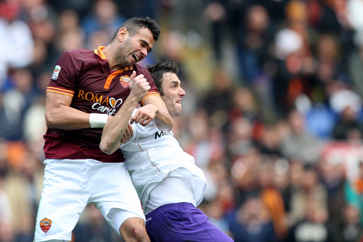 'Roma hid brain tumour diagnosis from me' in 2014, Spalletti ended career hope ROME, ITALY - DECEMBER 08: Leandro Castan (L) of AS Roma competes for the ball with Gonzalo Rodriguez of ACF Fiorentina during the Serie A match between AS Roma and ACF Fiorentina at Stadio Olimpico on December 8, 2013 in Rome, Italy. (Photo by Paolo Bruno/Getty Images)