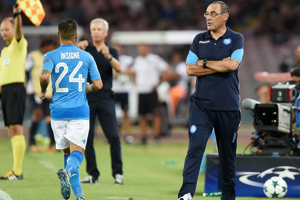 NAPELS, ITALIË - 16 AUGUSTUS: Coach van Napoli Maurizio Sarri en speler Lorenzo Insigne tijdens de eerste wedstrijd van de kwalificatieronde van de UEFA Champions League tussen SSC Napoli en OGC Nice in Stadio San Paolo op 16 augustus 2017 in Napels, Italië. (Foto door Francesco Pecoraro/Getty Images)