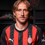 Video: Modric greeted by huge crowd of AC Milan fans