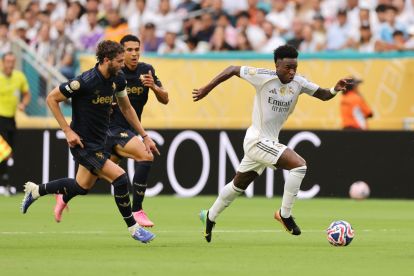 MIAMI GARDENS, FLORIDA - JULY 01: Vinicius Junior #7 of Real Madrid C. F. is put under pressure by Manuel Locatelli #5 of Juventus FC during the FIFA Club World Cup 2025 round of 16 match between Real Madrid CF and Juventus FC at Hard Rock Stadium on July 01, 2025 in Miami Gardens, Florida. (Photo by Michael Reaves/Getty Images)