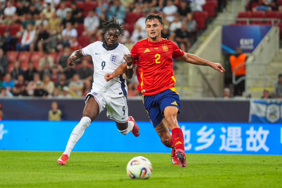 TRNAVA, SLOVACCHIA - 21 GIUGNO: Jonathan Rowe dell'Inghilterra Under 21 in azione contro Marc Pubill della Spagna Under 21 durante la partita dei quarti di finale del Campionato Europeo Under 21 UEFA 2025 tra Spagna e Inghilterra allo stadio A. Malatinsky il 21 giugno 2025 a Trnava, Slovacchia. (Foto di Christian Hofer/Getty Images)