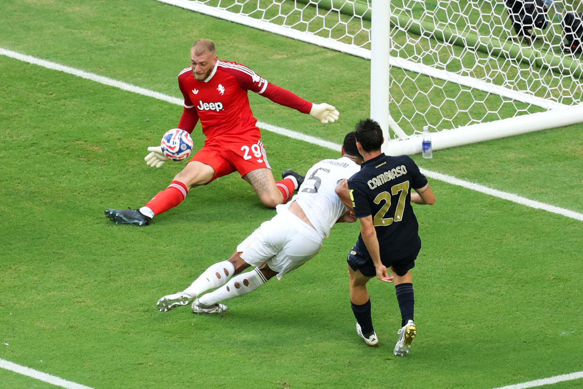 Miami Gardens, Florida - 01 de julio: Michele Di Gregorio #29 de la Juventus FC hace una salvación de un disparo de Jude Bellingham #5 del Real Madrid CF durante la FIFA Club World Cup 2025 Round of 16 entre el Real Madrid CF y el Juventus FC en el Hard Rock Stadium el 01 de julio de 2025 en Miami Gardens, Florida. (Foto de Kevin C. Cox/Getty Images)