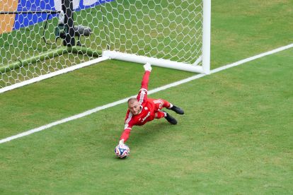 MIAMI GARDENS, FLORIDA - JULY 01: Michele Di Gregorio #29 of Juventus FC save a shot from Aurelien Tchouameni (not pictured) #14 of Real Madrid C.F. during the FIFA Club World Cup 2025 round of 16 match between Real Madrid CF and Juventus FC at Hard Rock Stadium on July 01, 2025 in Miami Gardens, Florida. (Photo by Kevin C. Cox/Getty Images)