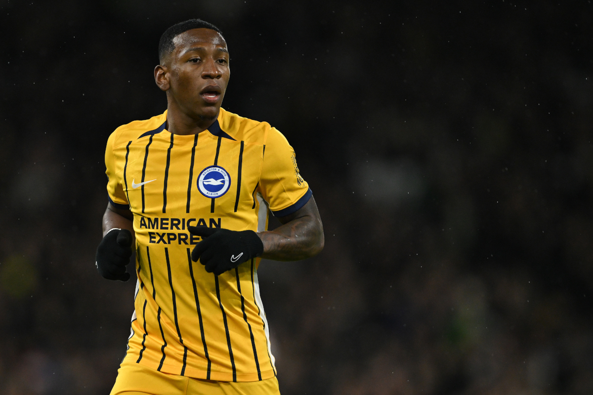 Londres, Angleterre - 05 décembre: Pervis Estupinan de Brighton & Hove Albion regarde lors du match de Premier League entre Fulham FC et Brighton & Hove Albion FC au Craven Cottage le 05 décembre 2024 à Londres, en Angleterre. (Photo de Mike Hewitt / Getty Images)