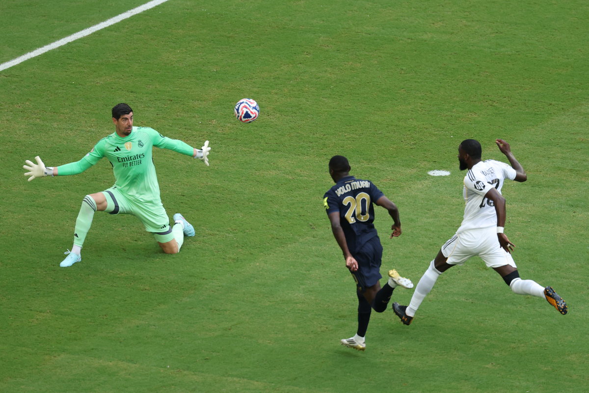 Miami Gardens, Florida - 01 de julio: Randal Kolo Muani #20 de la Juventus FC hace un tiro contra Thibaut Courtois #1 y Antonio Ruediger #22 del Real Madrid CF durante el Match de la FIFA Club World Cup 2025 de 16 Match entre el Real Madrid CF y la Juventus FC en el estadio Hard Rock en julio 01, 2025 en el jardín de Miami, Florida, Florida, Florida. (Foto de Kevin C. Cox/Getty Images)