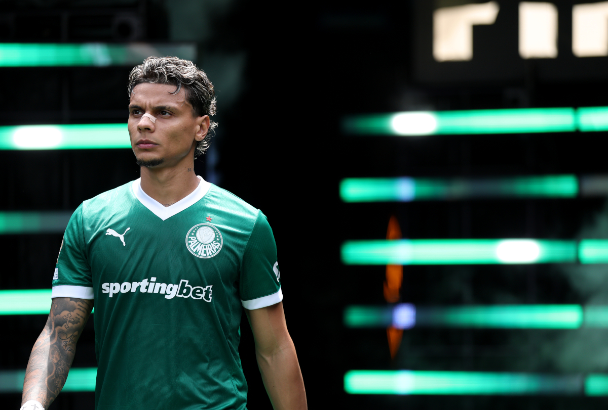 PHILADELPHIA, PENNSYLVANIA - JUNE 28: Richard Rios #8 of Palmeiras walks onto the pitch prior to the FIFA Club World Cup 2025 round of 16 match between SE Palmeiras and Botafogo FR at Lincoln Financial Field on June 28, 2025 in Philadelphia, Pennsylvania. (Photo by Francois Nel/Getty Images)