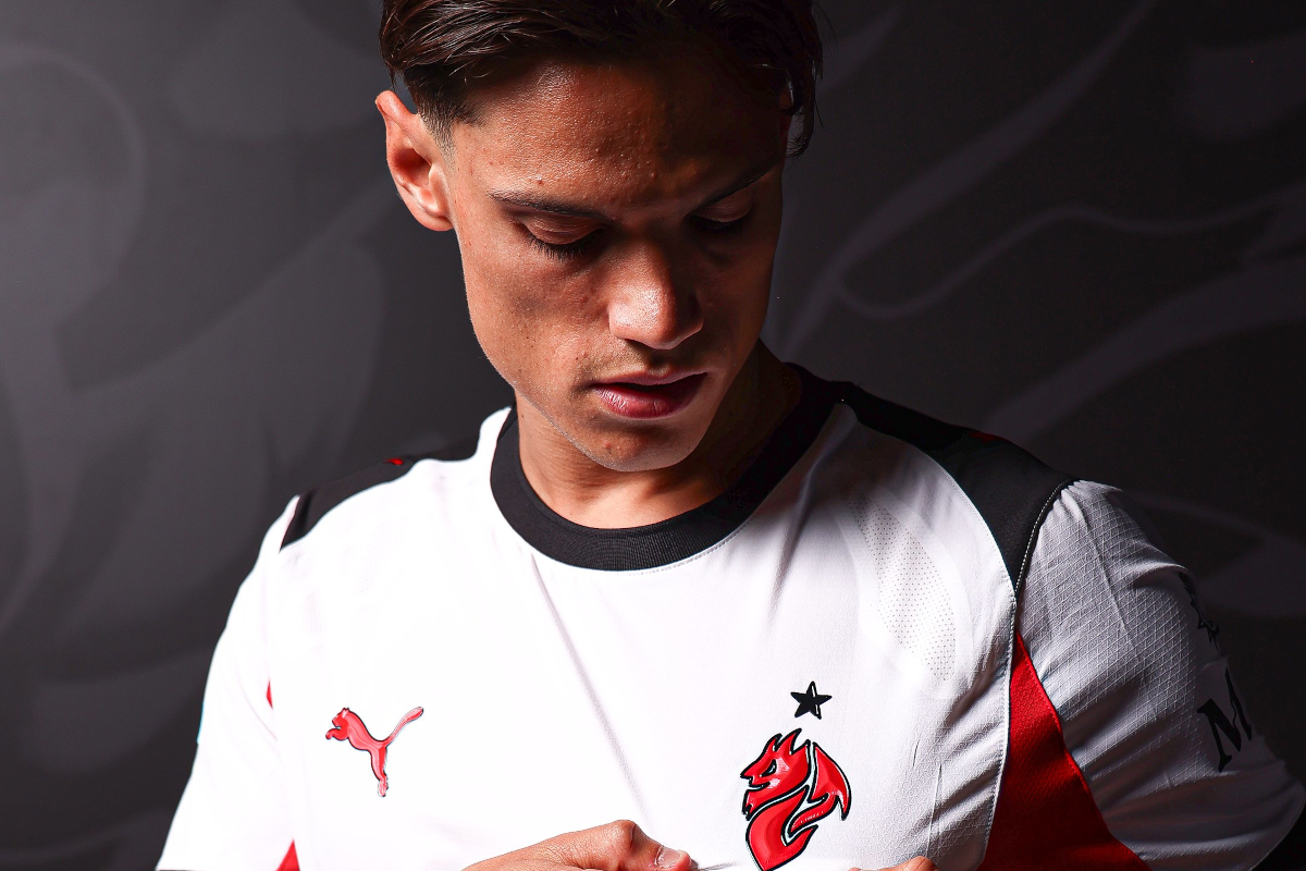 Samuele Ricci met de Milan Jersey (@acmilan)