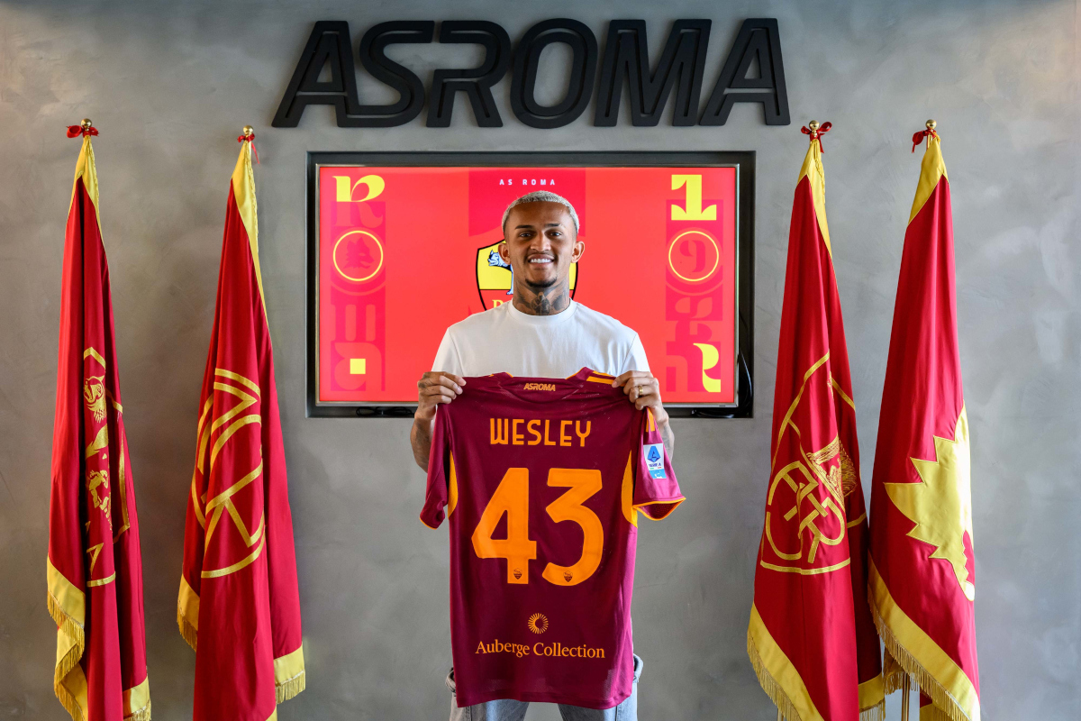 Wesley shows off his Roman shirt after moving from Flamengo to Serie A (asroma.com)