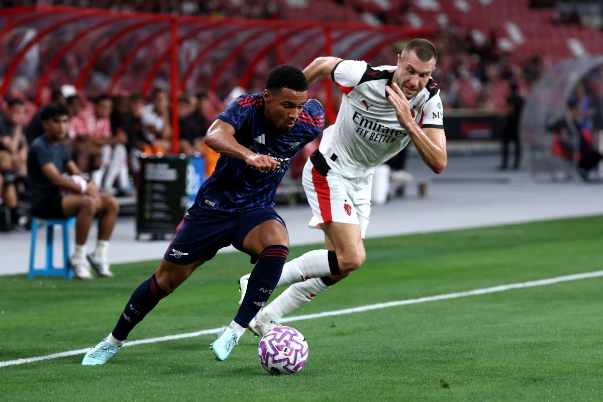 CINGAPURA, CINGAPURA - 23 DE JULHO: Ethan Nwaneri do Arsenal é desafiado por Strahinja Pavlovic do AC Milan durante o amistoso de pré-temporada entre Arsenal FC e AC Milan no Estádio Nacional em 23 de julho de 2025 em Cingapura. (Foto de Young Teck Lim/Getty Images)